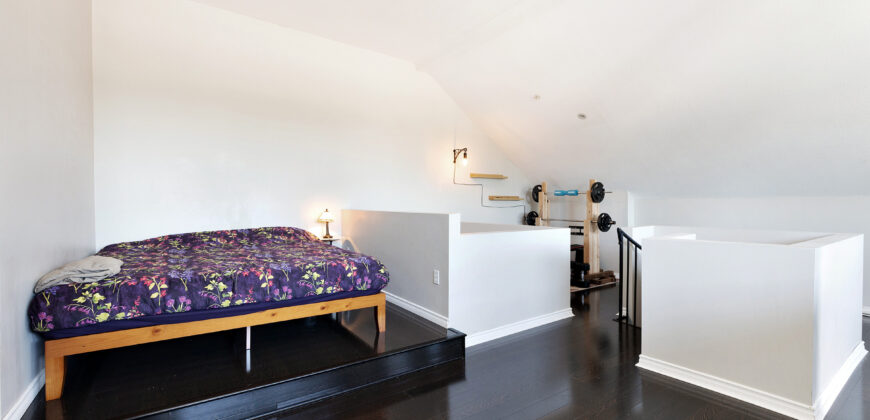 Claridge Court – 2 bed top floor Condo, Great location!